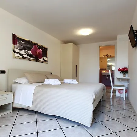 A Casa Di Amici B&B 지아르디니낙소스